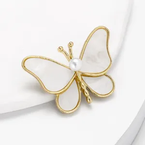 Elegante goldfarbene Schmetterlingsbrosche mit Perlmutt und Perle für Damenanzüge.