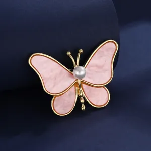 Elegante rosafarbene Schmetterlingsbrosche mit Perle und Goldrand für Damen Modeaccessoire.