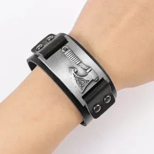 Nahaufnahme des breiten Retro-Punk-Lederarmbands mit Wikinger-Kampfaxt-Metallschild-Detail.