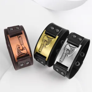 Nordische Wikinger Axt breites PU Leder Armband, Retro Punk Stil Metall Plakette Armreif Detail.
