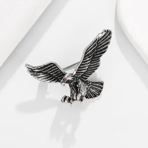 Vue de détail rapprochée de la broche aigle argentée vintage avec œil rouge, beau design.