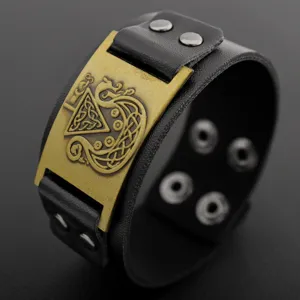 Detalle del pulsera de cuero PU nudo celta vikingo retro con placa de metal.