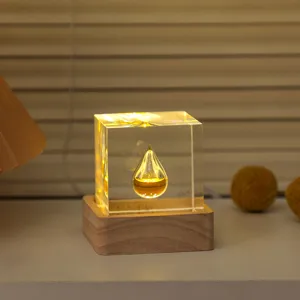 Luz de noche LED de cubo de resina creativa con base de madera y diseño de gota para dormitorio.