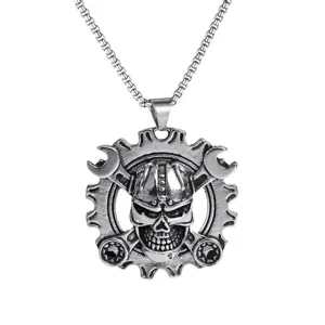 Collier homme style punk avec pendentif crâne guerrier en acier, engrenage et clé en argent.