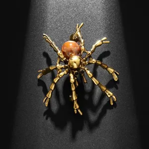 Exquisite goldfarbene Spinnenbrosche mit glänzender Perle und elegantem Design für Anzüge.
