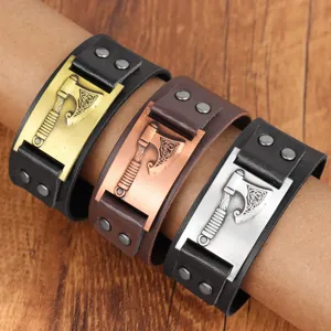 Nahaufnahme Detail der nordischen Wikinger Axt PU Leder Manschette Armband, Punk Armreif.