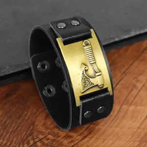 Detailansicht des Punk PU Lederarmbands mit Retro Wikinger Kampfaxt Metallplatte Design.