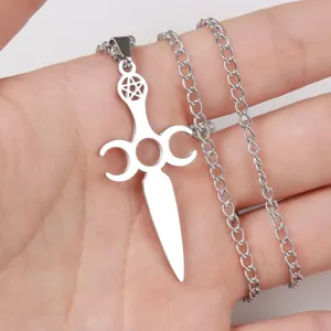 Roestvrijstalen pentagram zwaard hanger ketting detail, occulte gotische sieraden ontwerp.