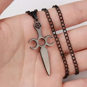 Close-up detail van roestvrijstalen gotische pentagram zwaard hanger ketting zwart.