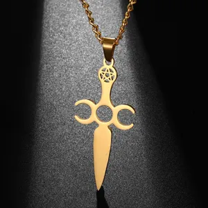 Gedetailleerde close-up van de gouden roestvrijstalen pentagram zwaard hanger ketting detail.