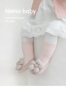 Deliziose calzette da neonato con fiore 3D, scarpe morbide in cotone rosa per i più piccini.