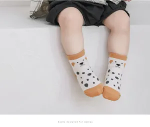 Detalle calcetines antideslizantes bebé con tierno diseño de perro y suave algodón cómodo.