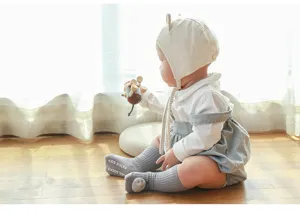 Süße Baby Socken mit Cartoon Puppe rutschfeste Bodensocken Kleinkind grau Strümpfe