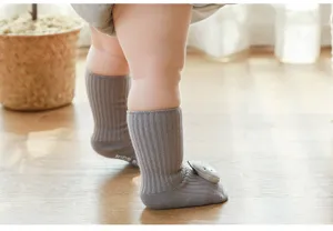 Neugeborene Baby Socken mit niedlicher Puppe, rutschfeste weiche Rippenstrick Babysocken.