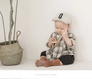 Süße Babysocken mit Antirutschsohle im Detail, perfekte Kleinkindsocken für sicheres Laufen innen.