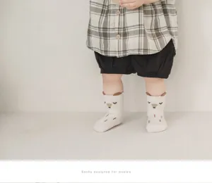 Süße Babysocken mit Anti-Rutsch-Sohle und Tiermotiv für Kleinkinder im Innenbereich.