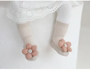 Dettaglio calzini neonato, carina fiore 3D rosa, design suola in morbida pelle
