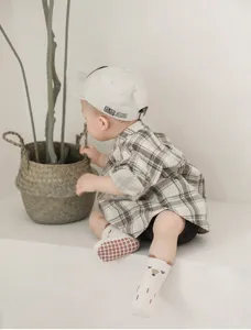 Baby Anti-Rutsch Stopper-Sohle Lauflernsocken Detail mit süßem Tier-Muster und Punkten.