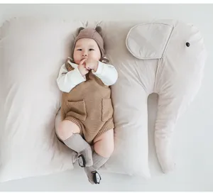 Vue détaillée de chaussettes en coton pour nouveau-né avec adorable design animal, doux.