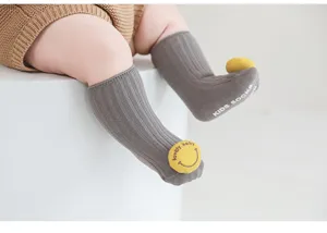 Chaussettes de bébé en coton mignonnes avec poupée smiley jaune 3D, douces pour nouveau-né