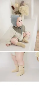 Comfortable newborn baby socks with cute bear design, soft cotton infant crew socks for daily wear.