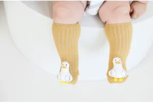 Chaussettes de bébé nouveau-né mi-mollet avec détail de canard en peluche 3D, coton doux.