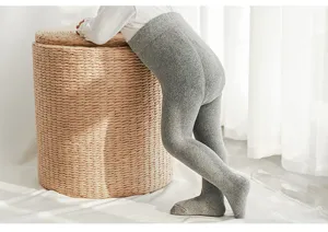 Weiche graue gefütterte Kleinkind Strumpfhose Detail, bequeme warme Thermo Leggings.