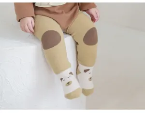 Detailaufnahme von warmen Baby Strickleggings mit Kniepolstern und süßen Hundesocken.