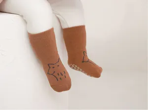 Calzini antiscivolo per neonati in marrone con grazioso disegno di animali e suola.