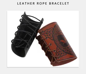 Detailansicht des mittelalterlichen Punk geprägten Lederarmbands mit Wikinger-Baum-Muster.