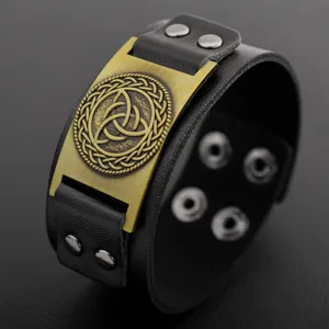 Brazalete de cuero negro estilo punk vintage para hombre con placa de latón de nudo celta.