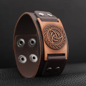 Brazalete de cuero marrón con placa de color cobre vintage y diseño de nudo celta.