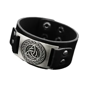 Brazalete de cuero punk vintage para hombre con placa de metal de nudo celta y botón a presión.