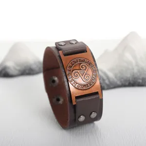 Nahaufnahme des Vintage Wikinger Rune Lederarmbands mit dekorativer Kupferplatte.