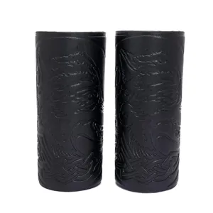 Dettaglio in primo piano di polsini in pelle PU nera con testa di lupo e stile retrò.