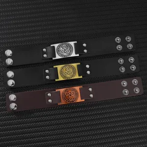Retro Wikinger Rune PU Leder Armband Set mit Metallplatte und verstellbaren Druckknöpfen.