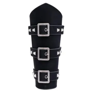 Bracelet de force en cuir noir style punk avec trois boucles en métal et clous.