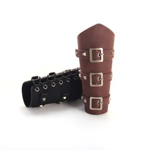 Détail de bracelet en cuir style punk avec boucles métalliques réglables et rivets.