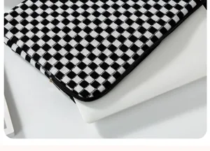 Dettaglio della custodia per laptop a quadri, texture accogliente della pochette per tablet.
