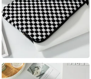 Custodia per laptop in maglia a quadri bianchi e neri, elegante borsa protettiva per computer.