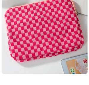 Custodia per tablet in maglia a quadri rossi e rosa, borsa protettiva morbida ed elegante per il lavoro.