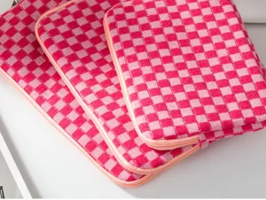 Vista dettagliata della custodia per tablet a quadri in maglia rosa e rossa, borsa.