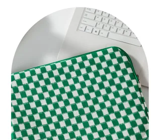 Custodia per laptop in maglia a quadri verde e bianca, morbida trama per tablet di dettaglio.