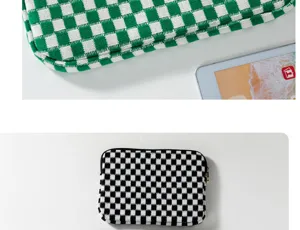 Custodia per tablet in maglia a quadri, design elegante con motivo scozzese per uso quotidiano.