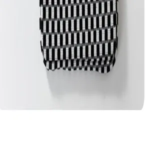 Vista dettagliata della texture lavorata a maglia in bianco e nero della custodia.