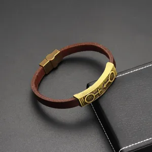 Antikes braunes PU Lederarmband mit antiken Messing Metalldetails und retro Unisex Symbol Design.