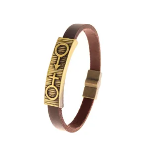 Nahaufnahme Detail des Vintage-Kupfermetall- und PU-Leder-Paararmbands mit Geschlechtersymbolen.