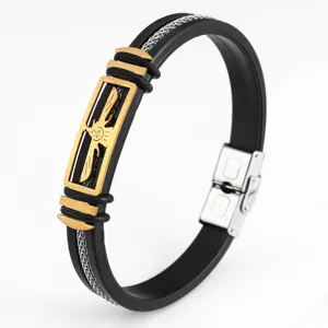 Heren armband van roestvrij staal en zwarte siliconen met gouden geometrische details.
