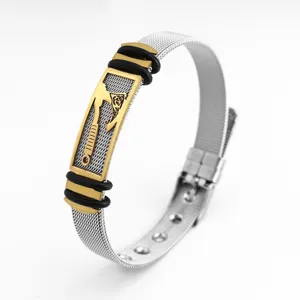 Detalle de pulsera de malla de acero inoxidable para hombre con placa dorada grabada.