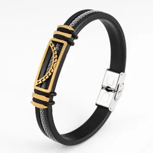 Detailweergave van heren roestvrij staal en zwarte siliconen armband met gouden accent.